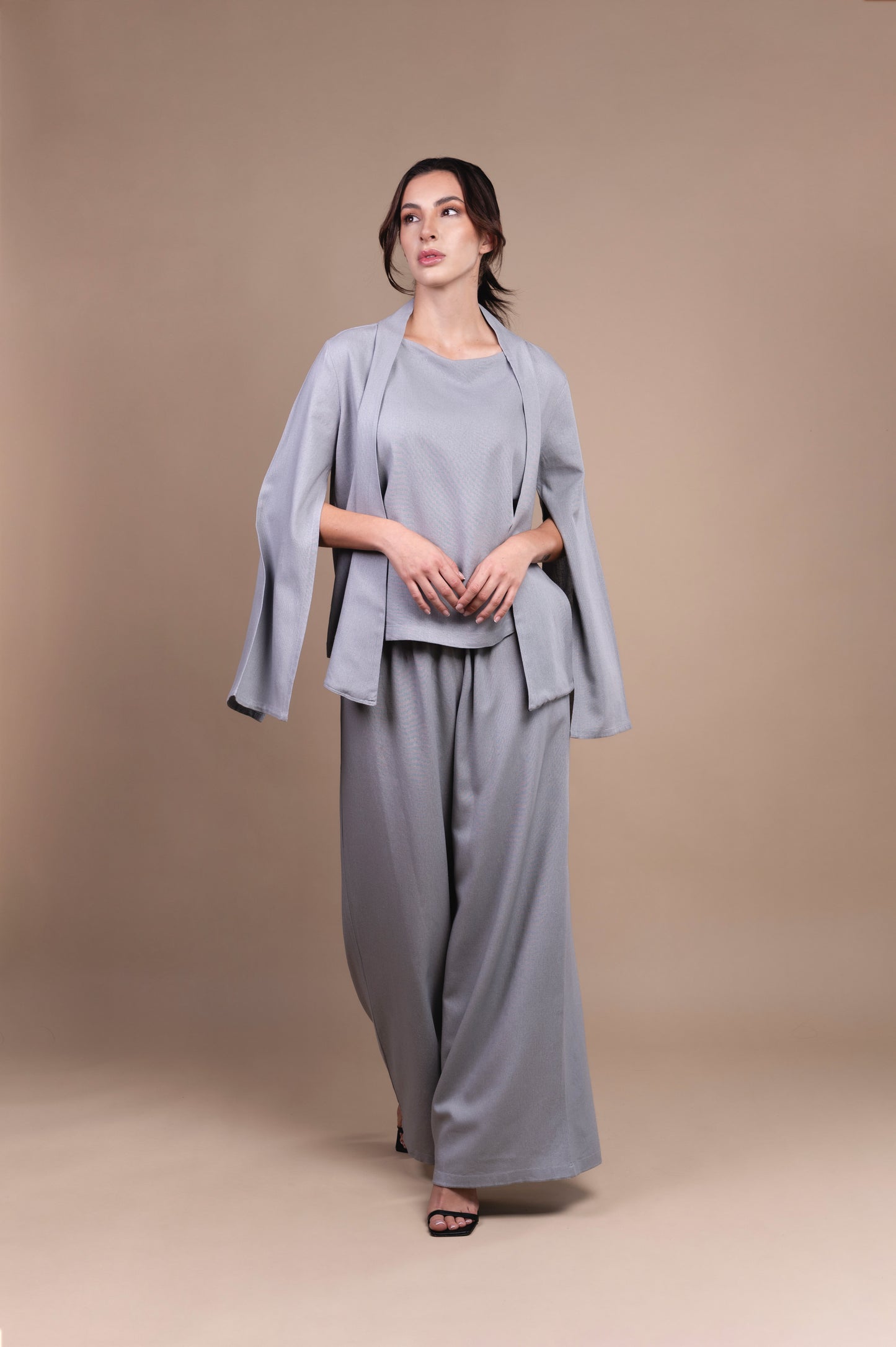 Conjunto gris con vuelos reversibles