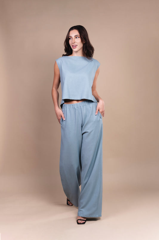 Conjunto pantalón y blusa con trenzado en metal en la espalda, resaltando la commodidad del diseño