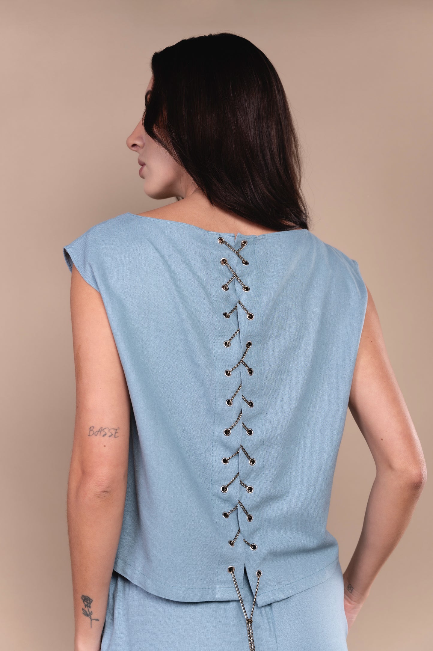 Conjunto pantalón y blusa con trenzado en metal en la espalda, resaltando la commodidad del diseño