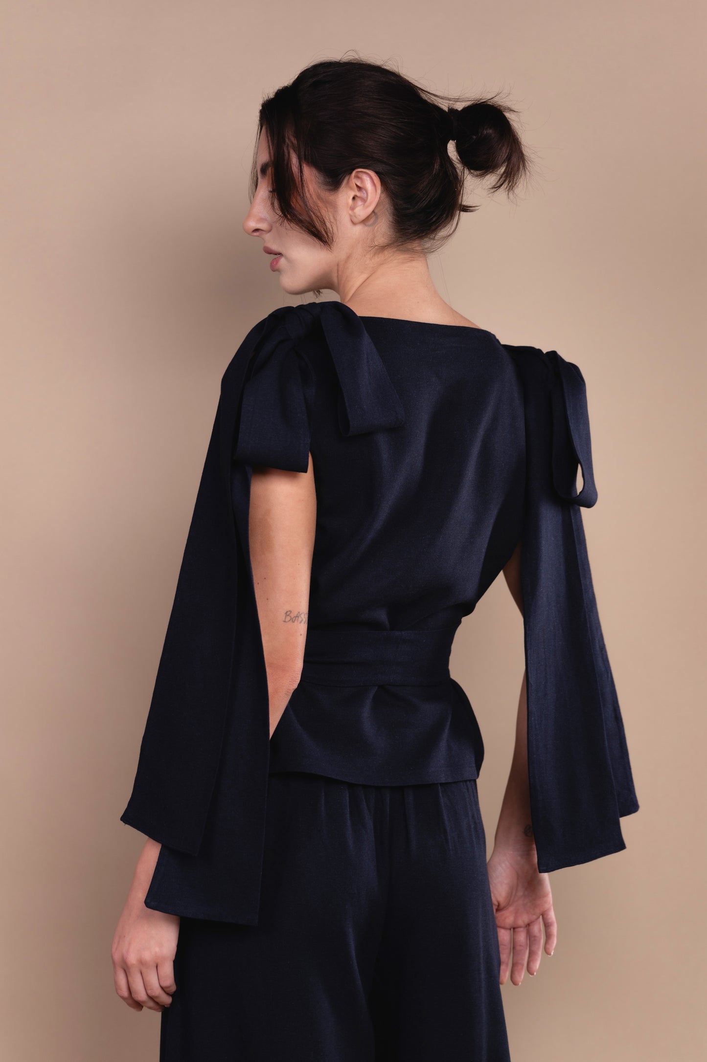 Conjunto con blusa entallada y amplios pantalones