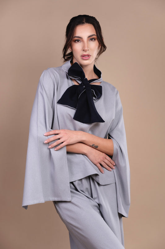 Conjunto gris con vuelos reversibles