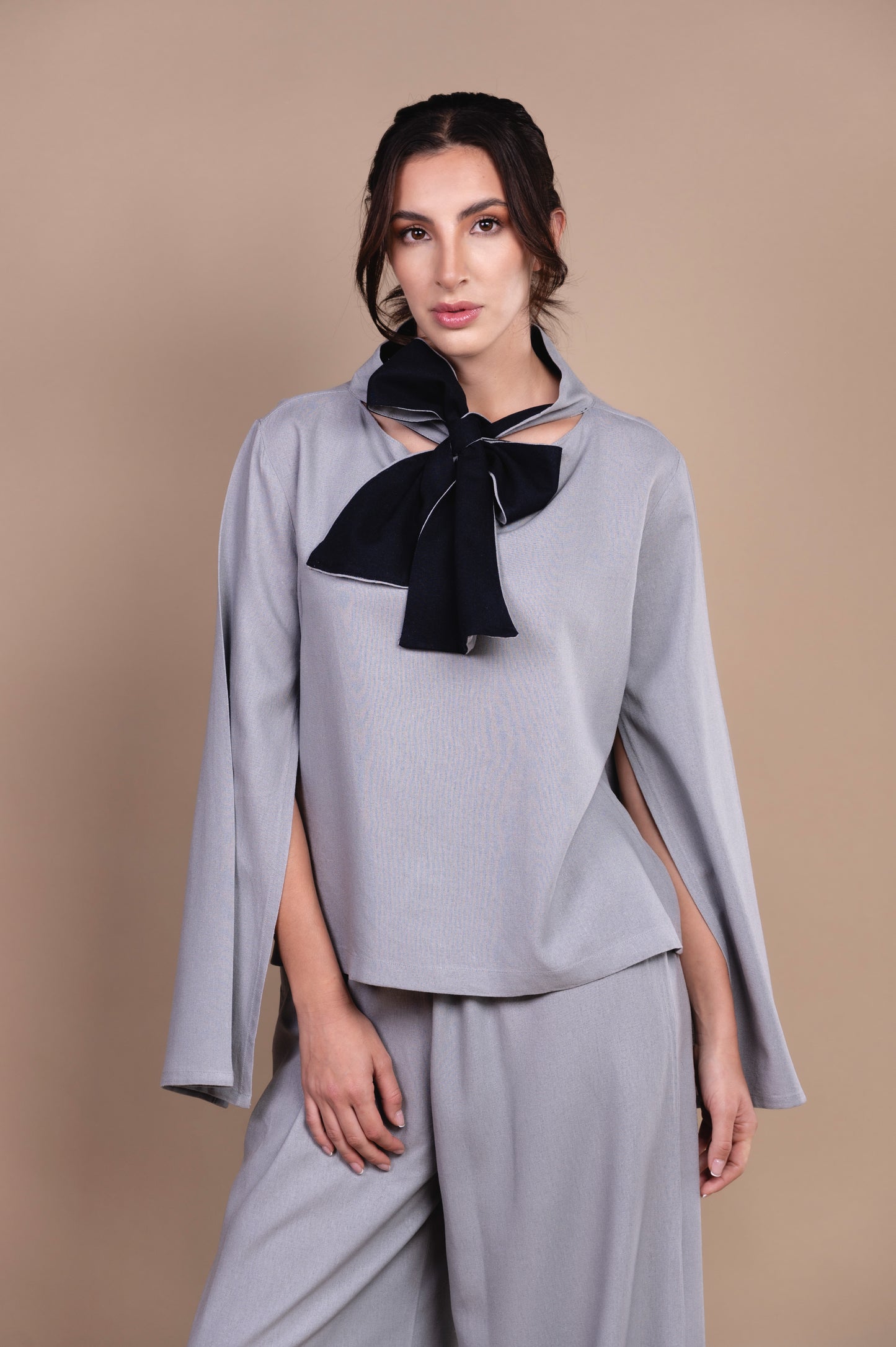 Conjunto gris con vuelos reversibles